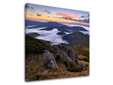 Klasický obraz na plátne s motívom SLOVENSKO, hory, oblaky, obloha, krajina v bielo-modrých odtieňoch, pokojná atmosféra, príroda, vhodný do pracovne – hlavný