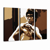 Ročno poslikana slika POP Art AL Bruce Lee 3 kosi lee – 3D vizualizacija ročno poslikanega platna na belem ozadju. Prevladujoče barve: rjava, bež, črna, zlata, bela.