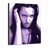 Ročno poslikana slika POP Art Angelina Jolie 1 del aj2 – 3D vizualizacija ročno poslikanega platna na belem ozadju. Prevladujoče barve: vijolična, črna, bela.