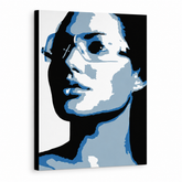 Ročno poslikana slika POP Art Angelina Jolie 1 kos celo – 3D vizualizacija ročno poslikanega platna na belem ozadju. Prevladujoče barve: modra, siva, črna.