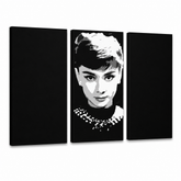 Ročno poslikana slika POP Art Audrey HEPBHURN 3 kosi ah – 3D vizualizacija ročno poslikanega platna na belem ozadju. Prevladujoče barve: črna, bela, siva.