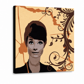 Ročno poslikana slika POP Art Audrey Hepburn 1 kos ah7 – 3D vizualizacija ročno poslikanega platna na belem ozadju. Prevladujoče barve: rjava, oranžna, črna.