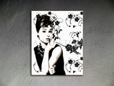 Ročno poslikana slika na platnu z motivom črno-beli portret Audrey Hepburn z rožami – 3D prikaz platna z vidnim lesenim okvirjem, Papilora.