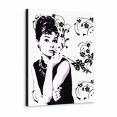Ročno poslikana slika POP Art Audrey Hepburn ah5 – 3D vizualizacija ročno poslikanega platna na belem ozadju. Prevladujoče barve: črna, bela, vijolična.