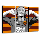 Ročno poslikana slika POP Art Francesco Totti 3 kosov – 3D vizualizacija ročno poslikanega platna na belem ozadju. Prevladujoče barve: rdeča, oranžna, siva, črna, bela.