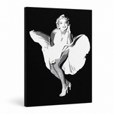 Ročno poslikana slika POP Art Marilyn Monroe 1 kos mon6 – 3D vizualizacija ročno poslikanega platna na belem ozadju. Prevladujoče barve: črna, bela, siva.