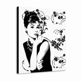 Ročno poslikana slika POP Art Popust -15% Audrey Hepburn ah4 – 3D vizualizacija ročno poslikanega platna na belem ozadju. Prevladujoče barve: črna, bela, siva.