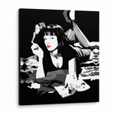 Ročno poslikana slika POP Art PULP FICTION 1 kos pulp6 – 3D vizualizacija ročno poslikanega platna na belem ozadju. Prevladujoče barve: črna, bela, rdeča.