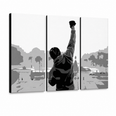 Ročno poslikana slika POP Art ROCKY 3 kosi rocky2 – 3D vizualizacija ročno poslikanega platna na belem ozadju. Prevladujoče barve: črna, siva, bela.
