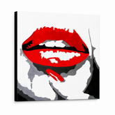 Ročno poslikano POP Art slikarstvo RED LIPS 1 kos mund – 3D vizualizacija ročno poslikanega platna na belem ozadju. Prevladujoče barve: rdeča, črna, bela.