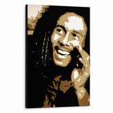 Ročno poslikano slikarstvo POP Art Bob Marley 1 del bm – 3D vizualizacija ročno poslikanega platna na belem ozadju. Prevladujoče barve: črna, rjava, bela, zlata.