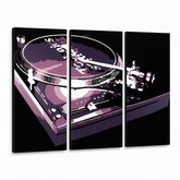 Ročno poslikano slikarstvo POP Art DJ 3 kosi dj – 3D vizualizacija ročno poslikanega platna na belem ozadju. Prevladujoče barve: črna, vijolična, bela.
