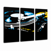 Ročno poslikano slikarstvo POP Art DJ 3 kosi dj3 – 3D vizualizacija ročno poslikanega platna na belem ozadju. Prevladujoče barve: črna, modra, rumena, bela.