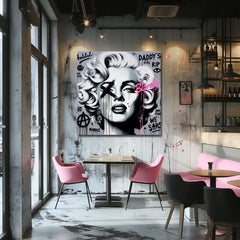 Slika na platnu z motivom Marilyn Monroe v pop art slogu obešena v sodobnem stilskem interjerju nad leseno konzolo z vazo in svečo, Papilora.