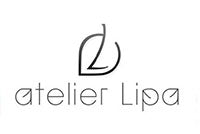 Slika na platnu z motivom ženska v vijolični obleki in klobuku – dodaten prikaz z vidno teksturo in kompozicijo, Papilora.