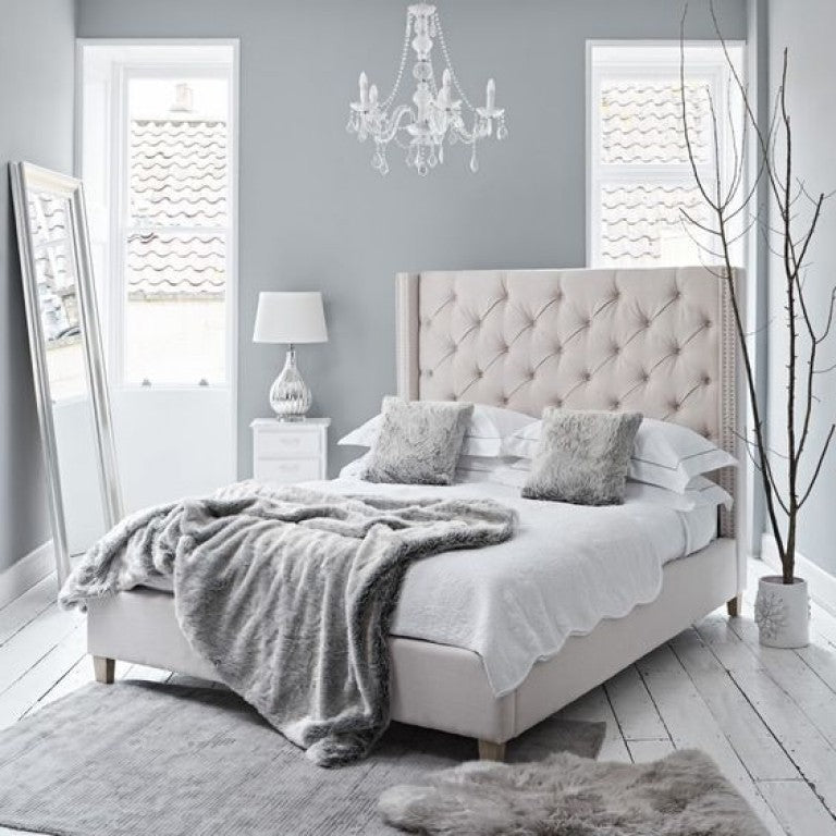 Ako si zariadiť spálňu? Sivá vládne svetu – obrazy a dekorácie na stenu | Papilora