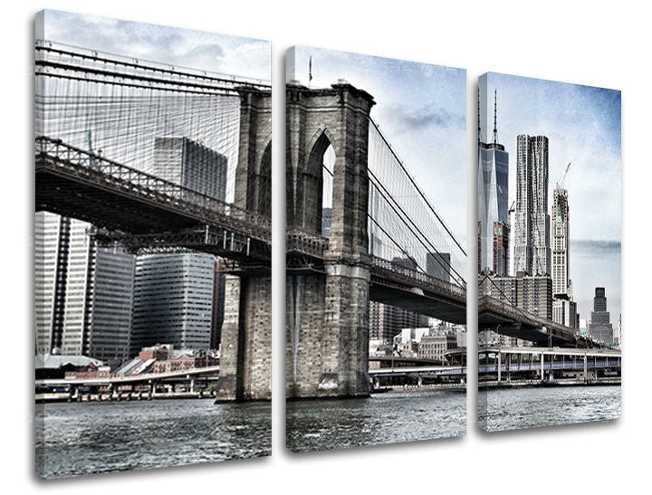 Slika na platnu z motivom Brooklynski most in obzorje New Yorka – 3D prikaz platna z vidnim lesenim okvirjem, Papilora.