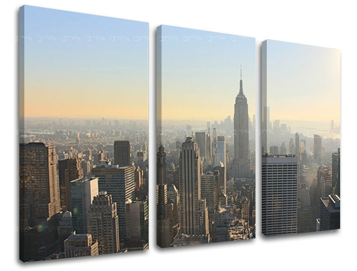 Slika na platnu z motivom panoramski pogled na newyorško obzorje – 3D prikaz platna z vidnim lesenim okvirjem, Papilora.