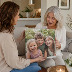 Babica drži kvadratno foto sliko z vnuki – personalizirano darilo iz vaše fotografije