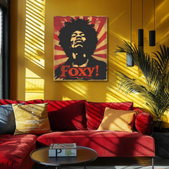 Slika na platnu z motivom portret moškega z afro pričesko in napisom obešena v sodobnem stilskem interjerju nad leseno konzolo z vazo in svečo, Papilora.