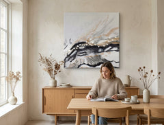 Poslikana slika za steno ABSTRAKT 70x70 cm – ročno poslikana slika v elegantnem interjerju (Scandi cream) | wall mockup | premium canvas | Papilora.sk