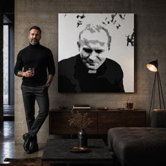 Ročno poslikana podoba Janeza Pavla II. iz serije POP Art. 1 del jp – slika v sodobnem moškem interjerju, lifestyle vizualizacija. Prevladujoče barve: črna, bela, siva.