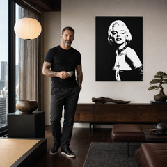 Ročno poslikana POP Art slika Marilyn MONROE 1 kos mon5 – slika v sodobnem moškem interjerju, lifestyle vizualizacija. Prevladujoče barve: črna, bela, siva.