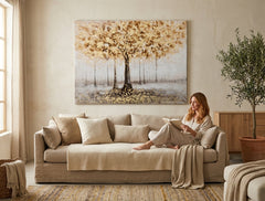 Velika ročno poslikana slika DREVO 120x90 cm, obešena v moderni dnevni sobi, ustvarja toplo in elegantno vzdušje z naravnimi barvnimi toni.