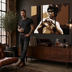 Ročno poslikana slika POP Art AL Bruce Lee 3 kosi lee – slika v sodobnem moškem interjerju, lifestyle vizualizacija. Prevladujoče barve: rjava, bež, črna, zlata, bela.