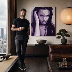 Ročno poslikana slika POP Art Angelina Jolie 1 del aj2 – slika v sodobnem moškem interjerju, lifestyle vizualizacija. Prevladujoče barve: vijolična, črna, bela.