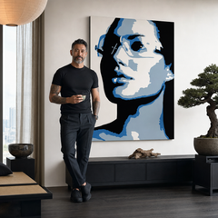 Ročno poslikana slika POP Art Angelina Jolie 1 kos celo – slika v sodobnem moškem interjerju, lifestyle vizualizacija. Prevladujoče barve: modra, siva, črna.