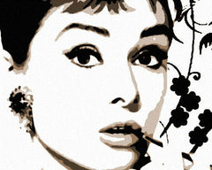 Ročno poslikana slika na platnu z motivom črno-beli portret Audrey Hepburn z rožami – dodaten prikaz z vidno teksturo in kompozicijo, Papilora.