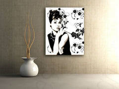 Ročno poslikana slika na platnu z motivom črno-beli portret Audrey Hepburn z rožami obešena v sodobnem stilskem interjerju nad leseno konzolo z vazo in svečo, Papilora.