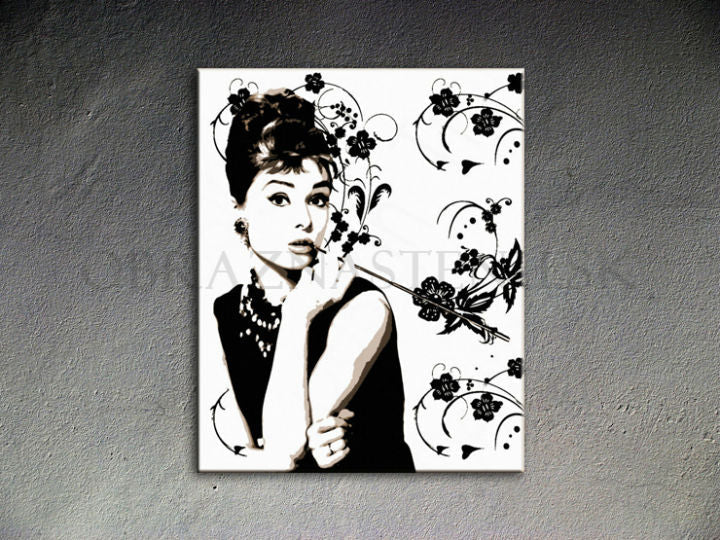 Ročno poslikana slika na platnu z motivom črno-beli portret Audrey Hepburn z rožami – 3D prikaz platna z vidnim lesenim okvirjem, Papilora.