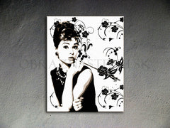Ročno poslikana slika na platnu z motivom črno-beli portret Audrey Hepburn z rožami – 3D prikaz platna z vidnim lesenim okvirjem, Papilora.