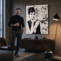 Ročno poslikana slika POP Art Audrey Hepburn ah5 – slika v sodobnem moškem interjerju, lifestyle vizualizacija. Prevladujoče barve: črna, bela, vijolična.