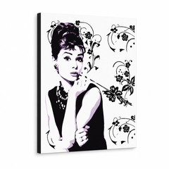 Ročno poslikana slika POP Art Audrey Hepburn ah5 – 3D vizualizacija ročno poslikanega platna na belem ozadju. Prevladujoče barve: črna, bela, vijolična.
