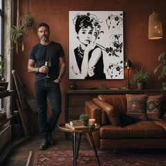Ročno poslikana slika na platnu z motivom audrey hepburn s cvetličnimi vzorci obešena v sodobnem stilskem interjerju nad leseno konzolo z vazo in svečo, Papilora.
