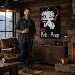 Ročno poslikana slika na platnu z motivom Betty Boop poljub in ustnice obešena v sodobnem stilskem interjerju nad leseno konzolo z vazo in svečo, Papilora.