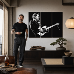 Ročno poslikana slika POP Art Bruce Springsteen 3 kosi – slika v sodobnem moškem interjerju, lifestyle vizualizacija. Prevladujoče barve: črna, bela, siva.