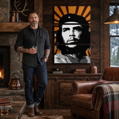 Ročno poslikana slika POP Art Che Guevara 3 kosi Che – slika v sodobnem moškem interjerju, lifestyle vizualizacija. Prevladujoče barve: rumena, črna, bela, siva, oranžna.