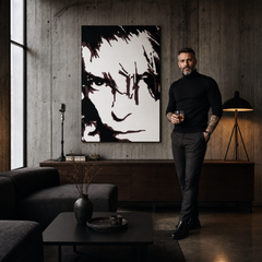 Ročno poslikana slika POP Art David Bowie 1 kos db – slika v sodobnem moškem interjerju, lifestyle vizualizacija. Prevladujoče barve: črna, rjava, bela.