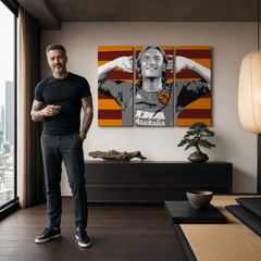 Ročno poslikana slika POP Art Francesco Totti 3 kosov – slika v sodobnem moškem interjerju, lifestyle vizualizacija. Prevladujoče barve: rdeča, oranžna, siva, črna, bela.