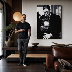 Ročno poslikana slika POP Art Godfather 1 kos god5 – slika v sodobnem moškem interjerju, lifestyle vizualizacija. Prevladujoče barve: črna, bela, siva.