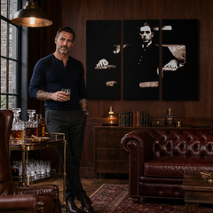 Ročno poslikana slika POP Art Godfather 3 kosi god10 – slika v sodobnem moškem interjerju, lifestyle vizualizacija. Prevladujoče barve: črna, rjava, bež.