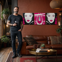 Ročno poslikana slika POP Art I-GIRL 3 kosi pw – slika v sodobnem moškem interjerju, lifestyle vizualizacija. Prevladujoče barve: rožnata, črna, bela, siva.