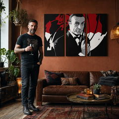 Ročno poslikana slika POP Art James Bond 3 deli bond2 – slika v sodobnem moškem interjerju, lifestyle vizualizacija. Prevladujoče barve: črna, rdeča, bela.
