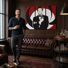Ročno poslikana slika POP Art James Bond 3 kosi bond – slika v sodobnem moškem interjerju, lifestyle vizualizacija. Prevladujoče barve: črna, rdeča, bela.