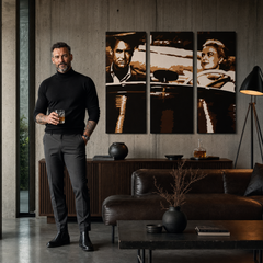 Ročno poslikana slika POP Art James Bond 3 kosi bond1 – slika v sodobnem moškem interjerju, lifestyle vizualizacija. Prevladujoče barve: črna, rjava, bela.