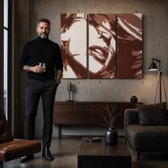 Ročno poslikana slika POP Art Kylie Minogue 3 kosi – slika v sodobnem moškem interjerju, lifestyle vizualizacija. Prevladujoče barve: rjava, bela, oranžna.